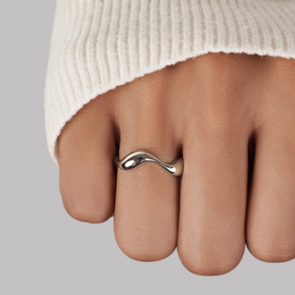 Tabea – A Softly Curved Silver Ring.