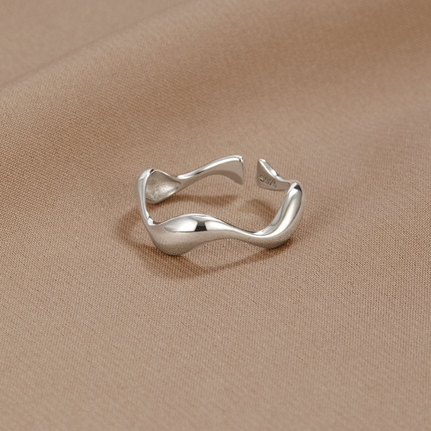 Tabea – A Softly Curved Silver Ring.