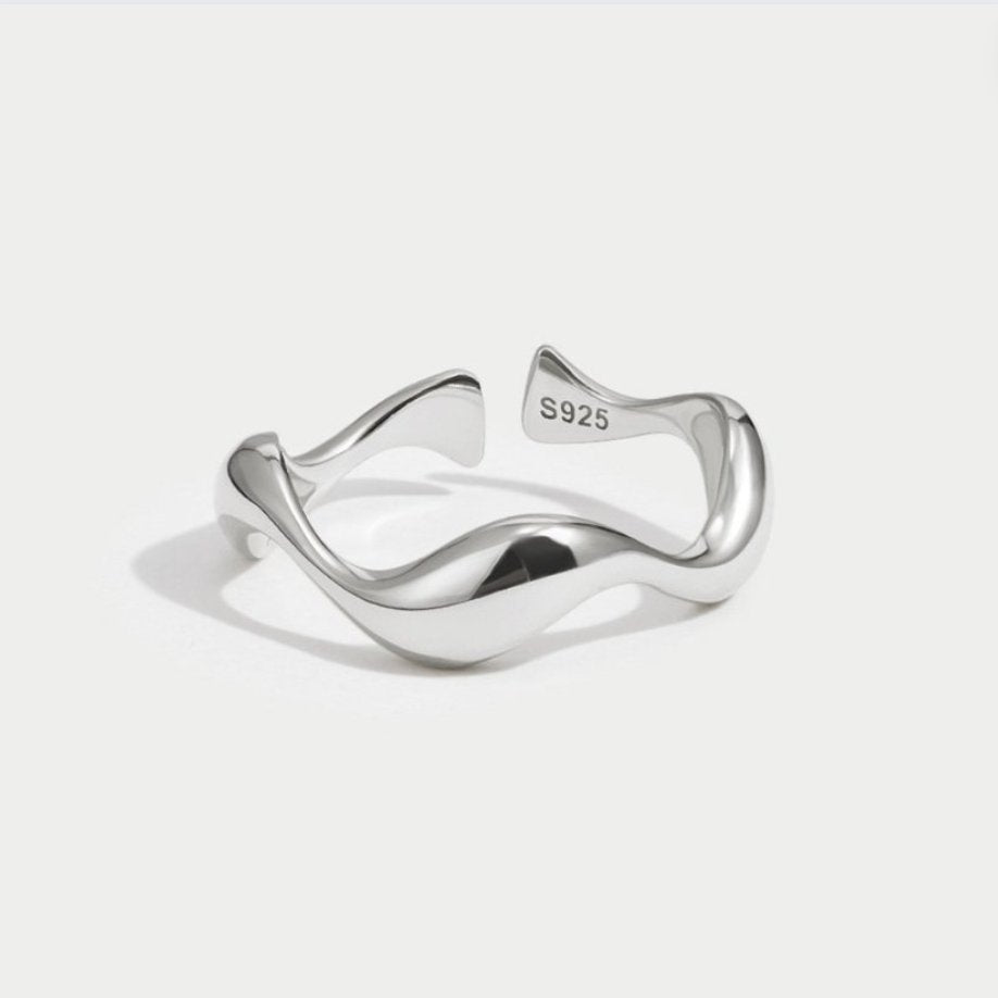 Tabea – A Softly Curved Silver Ring.