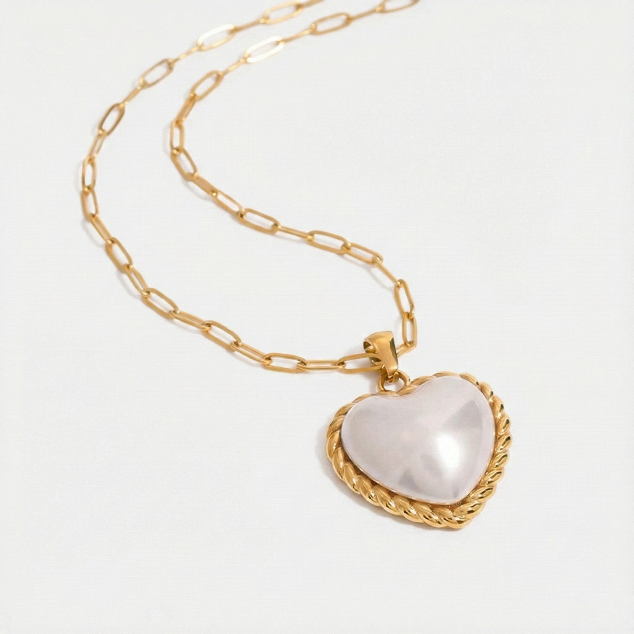 Victoria – Elegant Gold Necklace with Pendant.