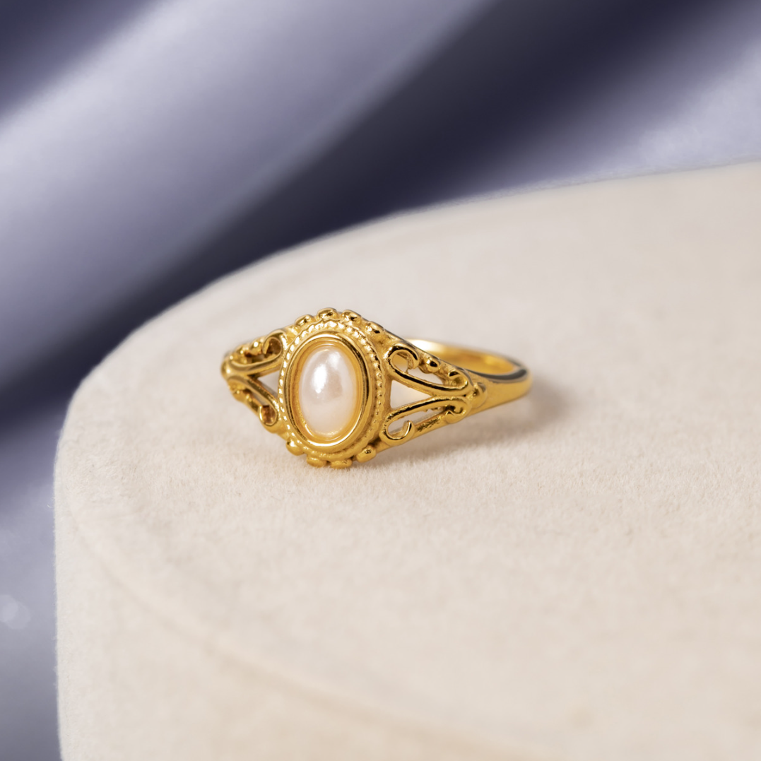 Nora – Curved Gold Statement Ring