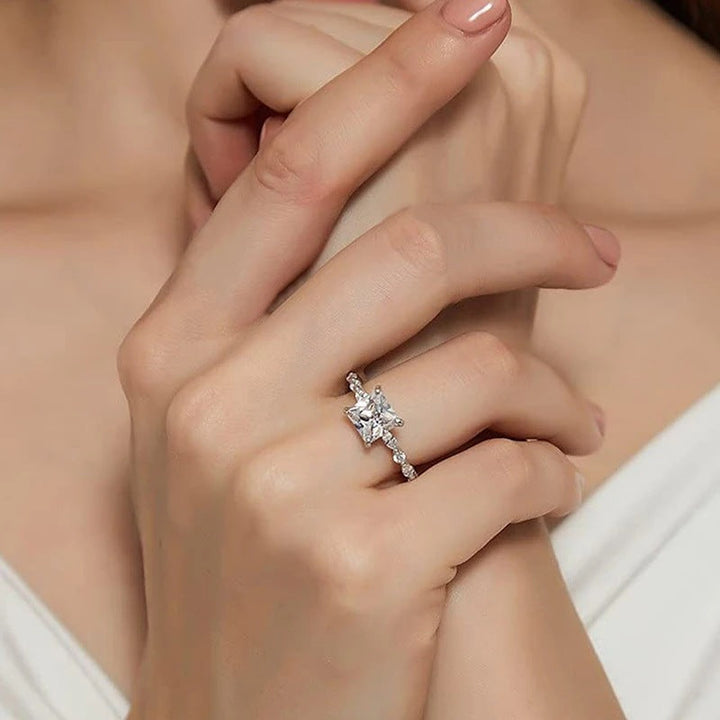 Sparkling square main stone ring