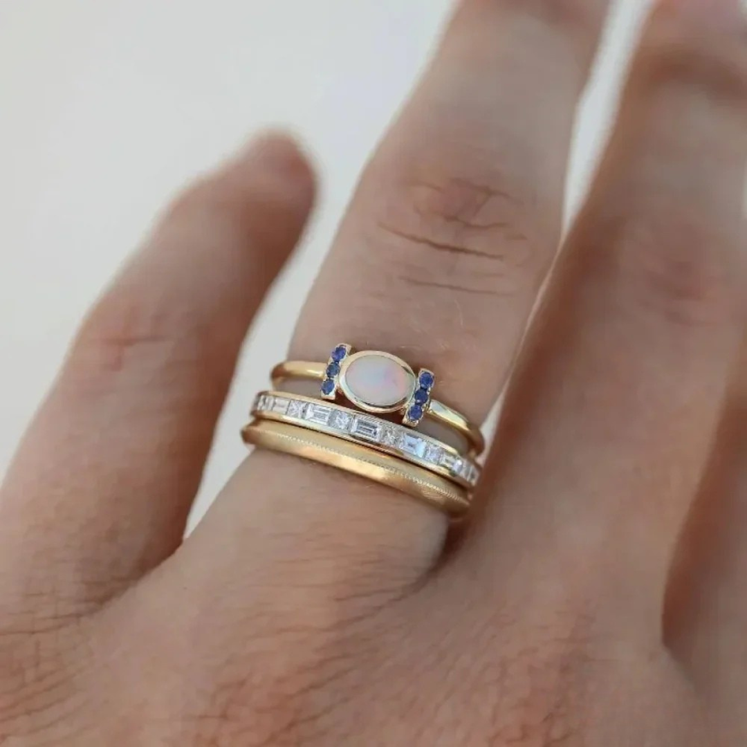 Teresa – A gold ring with a radiant opal and clear contours.