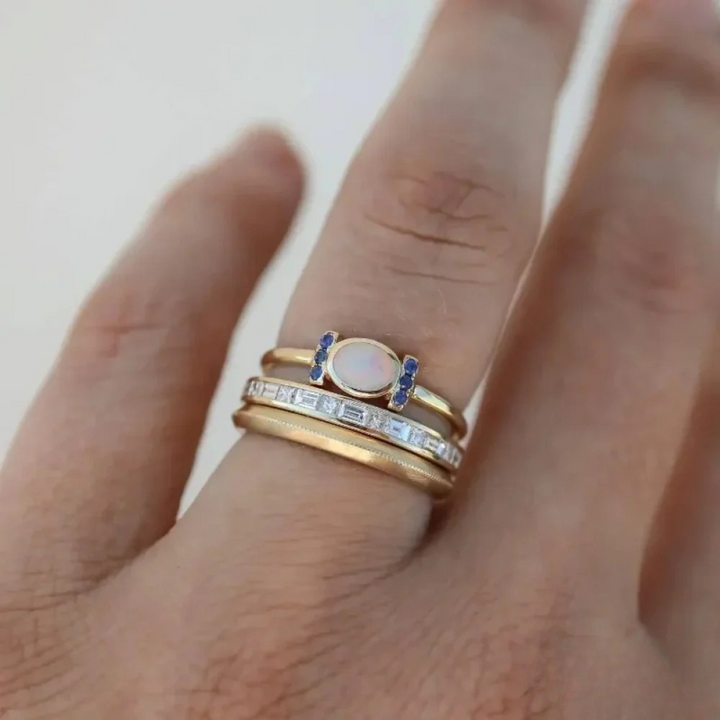 Teresa – A gold ring with a radiant opal and clear contours.