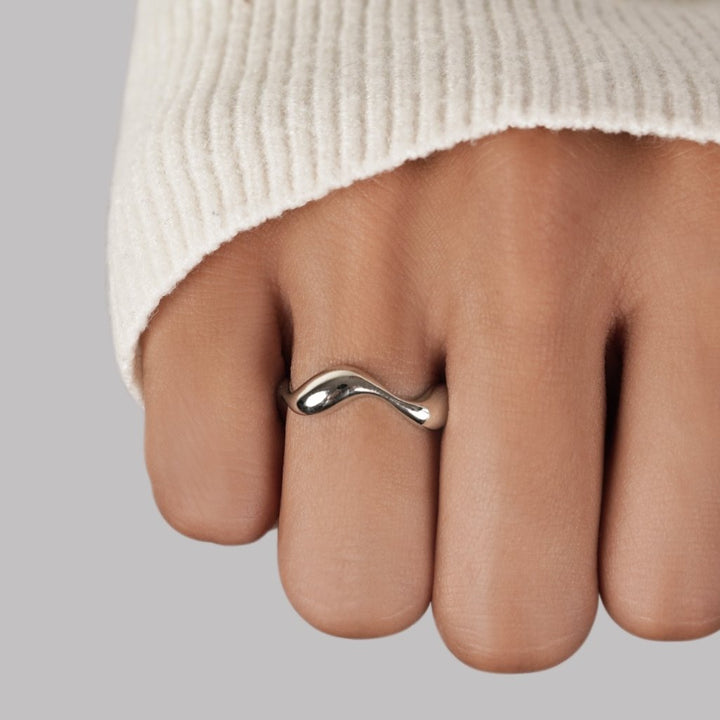 Tabea – A Softly Curved Silver Ring.