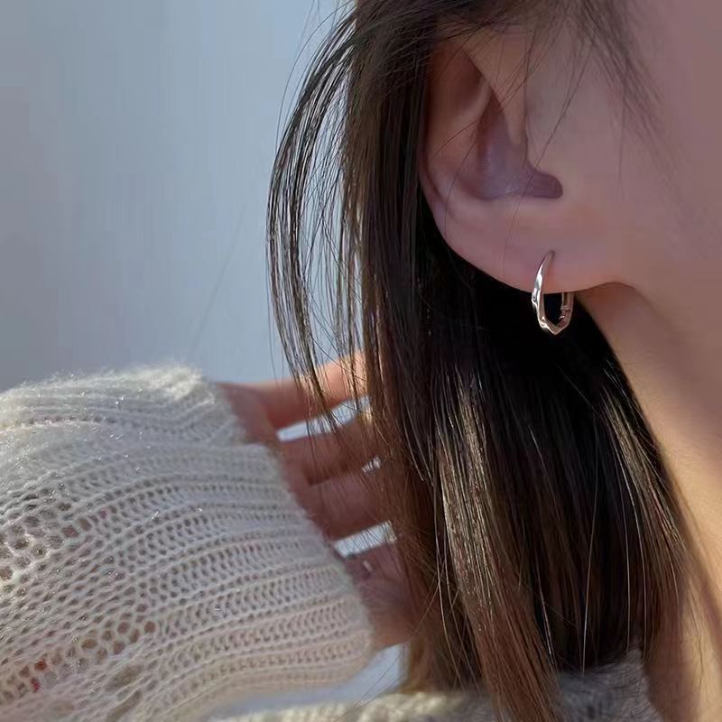 Minimalist Möbius Twist Hoop Earrings