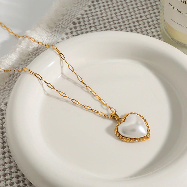 Victoria – Elegant Gold Necklace with Pendant.