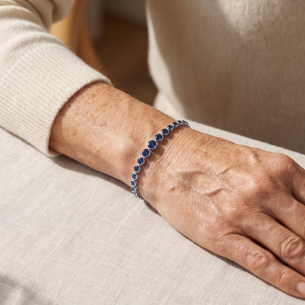 round-cut-sapphire-tennis-bracelet-white-gold W
