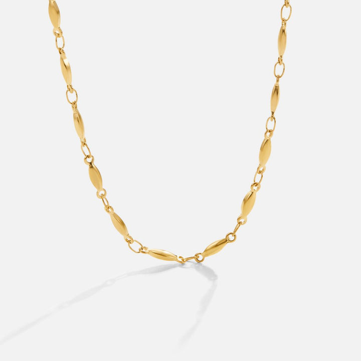 Magdalena – A delicate gold necklace with subtle links.