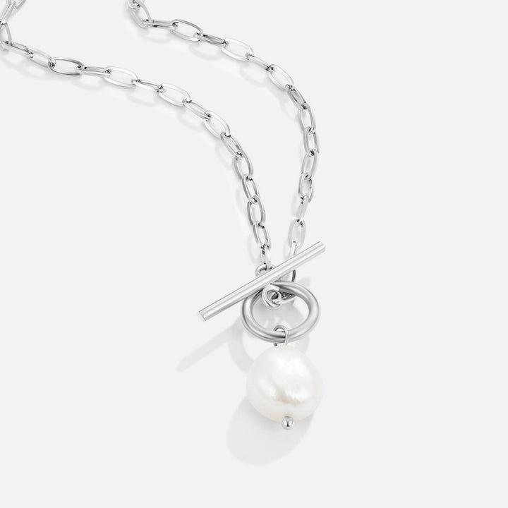 Evelyn – Gold chain with a pendant adorned with pearls.