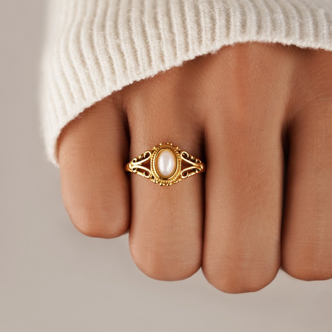 Nora – Curved Gold Statement Ring