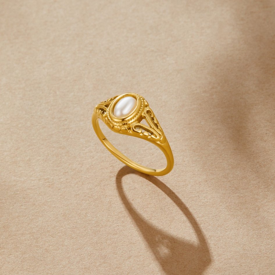 Nora – Curved Gold Statement Ring